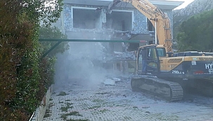 Marmaris'te imara aykırı binaların yıkımına devam ediliyor