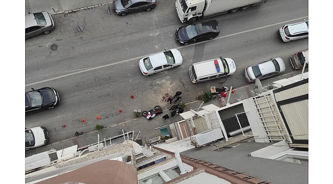 Molozlar çatıdan motosikletin üstüne düştü