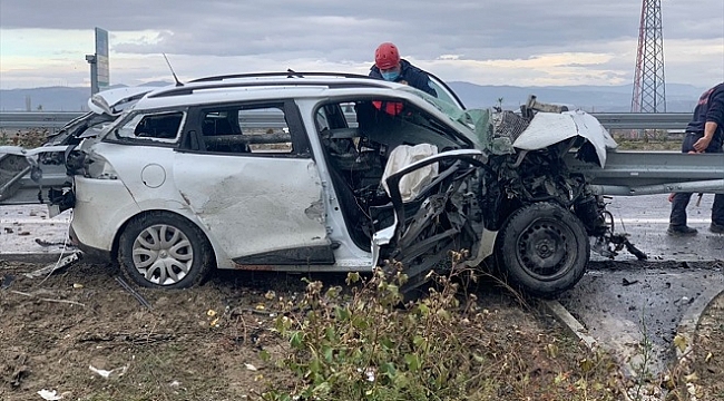 Otoyol bariyerine saplanan otomobildeki 3 kişi yaralandı