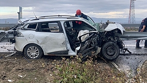 Otoyol bariyerine saplanan otomobildeki 3 kişi yaralandı