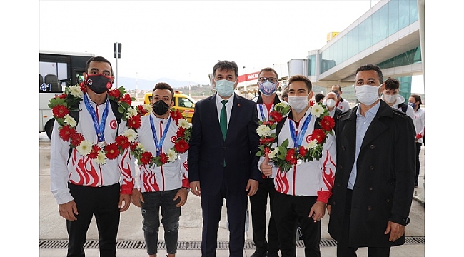 Şampiyonlar İzmir'e döndü