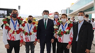 Şampiyonlar İzmir'e döndü