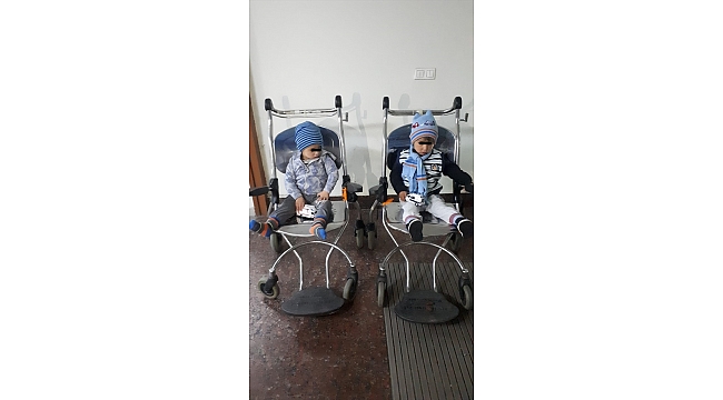 Sokakta yalınayak bulunan çocuklar ailelerine teslim edildi.
