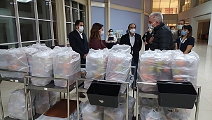 AK Parti'den sağlık çalışanlarına meyve paketi