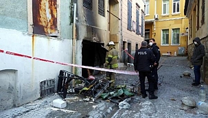 Alevlerin arasında kalan hurdacıyı itfaiye kurtardı