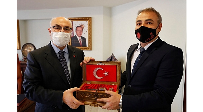 ANDA Kardeşe Vefa Derneğinden İzmir Valisi Köşger&#039;e anlamlı hediye