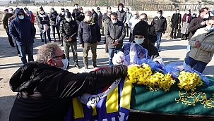 Aracında ölü bulunan doktor İzmir'de son yolculuğuna uğurlandı