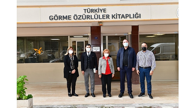 Başkan Gümrükçü görme engelliler için kitap seslendirdi