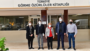 Başkan Gümrükçü görme engelliler için kitap seslendirdi