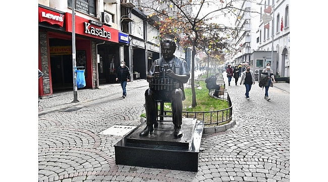 Benzinci Kör Hafız heykeli Kemeraltı ile buluştu