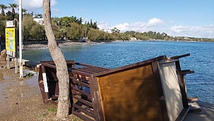 Datça'da fırtına, cankurtaran kulesini devirdi