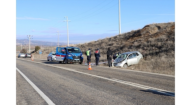 Devrilen otomobildeki yaşlı kadın hayatını kaybetti, oğlu yaralandı