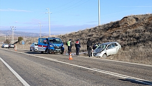 Devrilen otomobildeki yaşlı kadın hayatını kaybetti, oğlu yaralandı