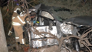 Elektrik direğine çarpan otomobilin sürücüsü hayatını kaybetti