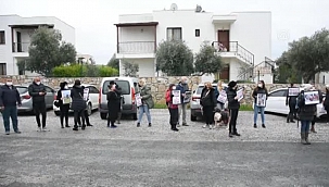 Genç kıza saldırdığı ileri sürülen köpeğin kamyonetle ezilmesi protesto edildi