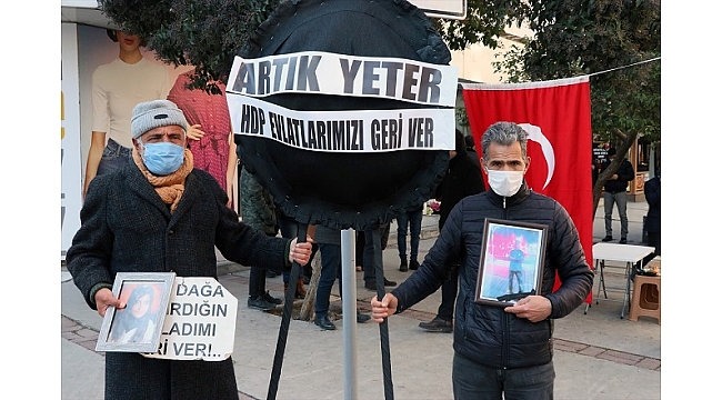 HDP İzmir İl Başkanlığına siyah çelenk bıraktı