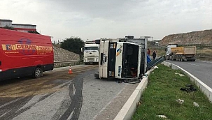 Hurda yüklü kamyon devrildi; yola mazot yayıldı