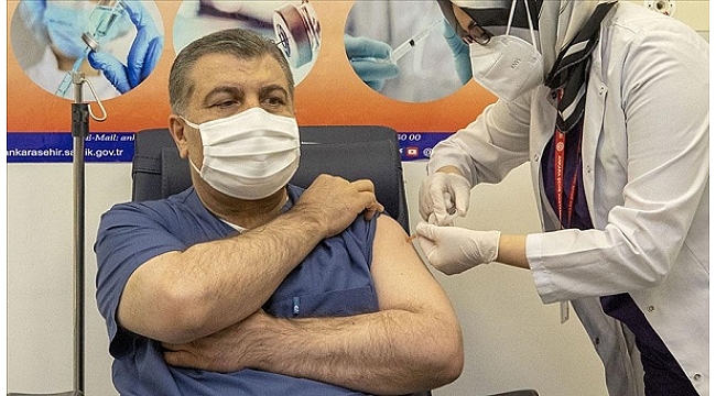 İlk CoronaVac aşısı Sağlık Bakanı Koca'ya yapıldı