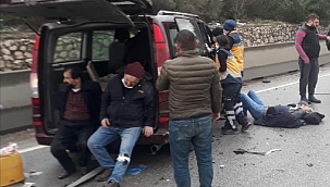 İnşaat işçilerini taşıyan araç önce TIR'a, sonra bariyerlere çarptı; 9 yaralı