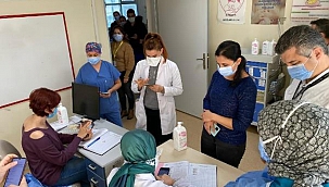 İzmir'de koronavirüs aşısı sağlık çalışanlarına uygulanmaya başladı