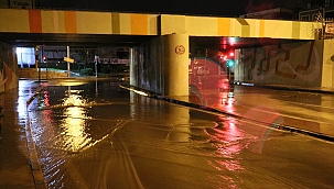 İzmir'de sağanak nedeniyle bazı evleri su bastı