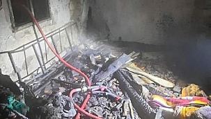 İzmir'de tek katlı ev yanarak kül oldu