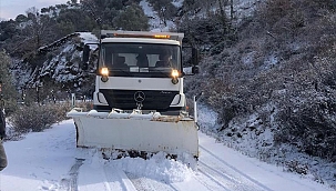 İzmir'de yüksek kesimlerde kar yağışı etkili oluyor
