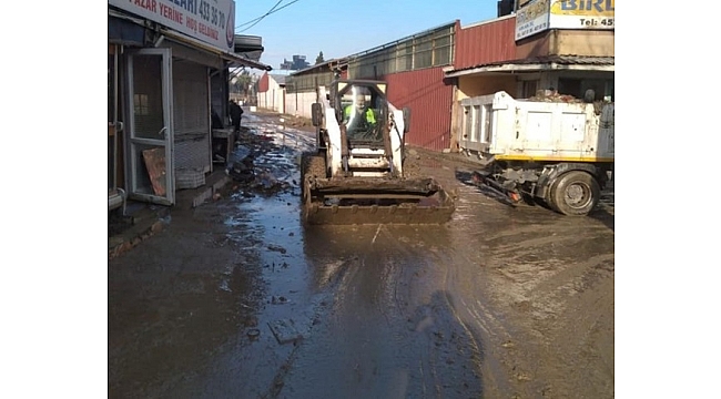 Konak’ta sağanak yağış mesaisi