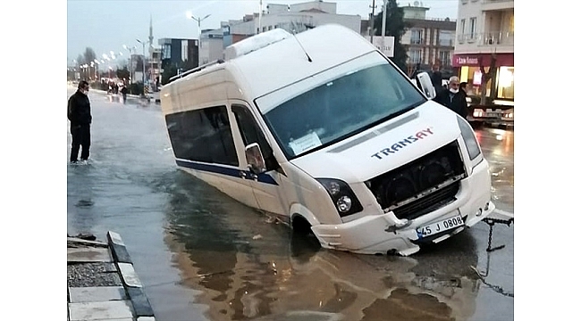 Manisa'da asfalt yol çöktü