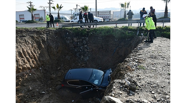 Manisa'da çukura düşen otomobilin sürücüsü yaralandı