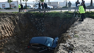 Manisa'da çukura düşen otomobilin sürücüsü yaralandı
