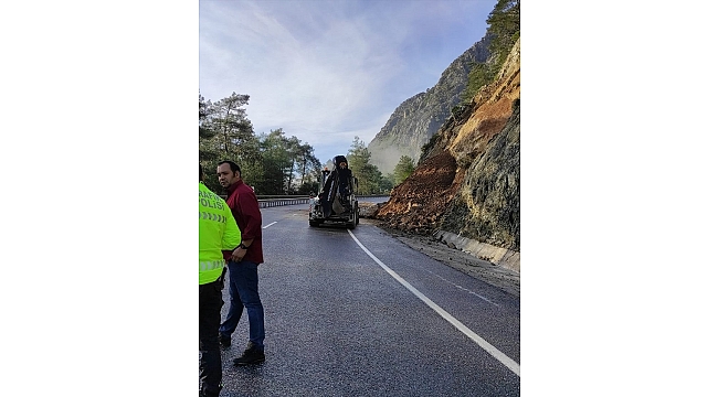 Marmaris'te yağış nedeniyle kara yolunda heyelan oluştu