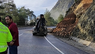 Marmaris'te yağış nedeniyle kara yolunda heyelan oluştu
