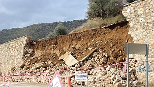 Mezarlığın istinat duvarı yağışlar nedeniyle çöktü