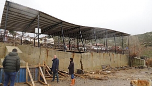 Sağanak ve fırtınada açık düğün alanının istinat duvarı çöktü