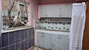 Şiddetli rüzgardan yıkılan duvar bir eve zarar verdi