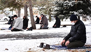 Sivas'ta, kar üzerinde cuma namazı