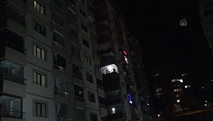 Yeni yıla balkonlarında meşale yakıp İstiklal Marşı'nı söyleyerek girdiler