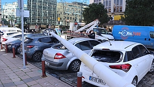 Aydınlatma direği fırtına nedeniyle araçların üzerine devrildi