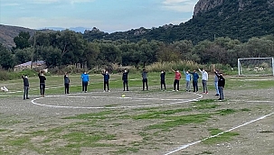 Datça'da Ülkü Ocakları üyeleri atıl durumdaki futbol sahasını yeniledi