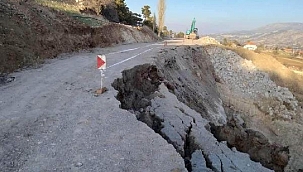 Denizli'de 2 mahalleyi bağlayan yol, çöktü
