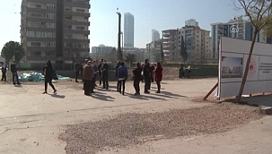Depremde yıkılan Rıza Bey Apartmanı sakinleri ev istiyor