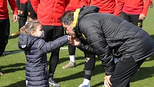 Depremin sembolü Ayda, Göztepe antrenmanında