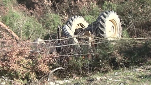 Devrilen traktördeki 2 kişi hayatını kaybetti