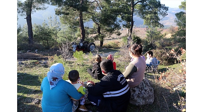 Devrilen traktörün sürücüsü öldü