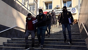 Döviz bürosuna ait nakit para taşıyan kuryeyi trafiğin ortasında gasp ettiler