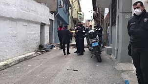 Evinde bıçakla yaralanmış halde bulunan kadın, hastanede yaşamını yitirdi