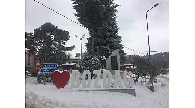İzmir Bozdağ'da kar kalınlığı 25 santimetreye ulaştı