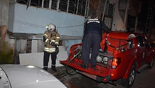 İzmir'de 3 katlı binanın giriş katında yangın paniği