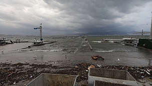 İzmir'de etkili olan rüzgar ve fırtına nedeniyle deniz taştı